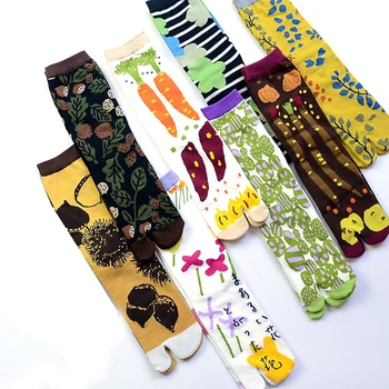 Kadınlar Sevimli Karikatür Pamuk İki Ayak Çorap Japon Tarzı Jakarlı Bölünmüş Ayak Çorap Çiçekler Sanat Orta Tüp Tabi Çorap